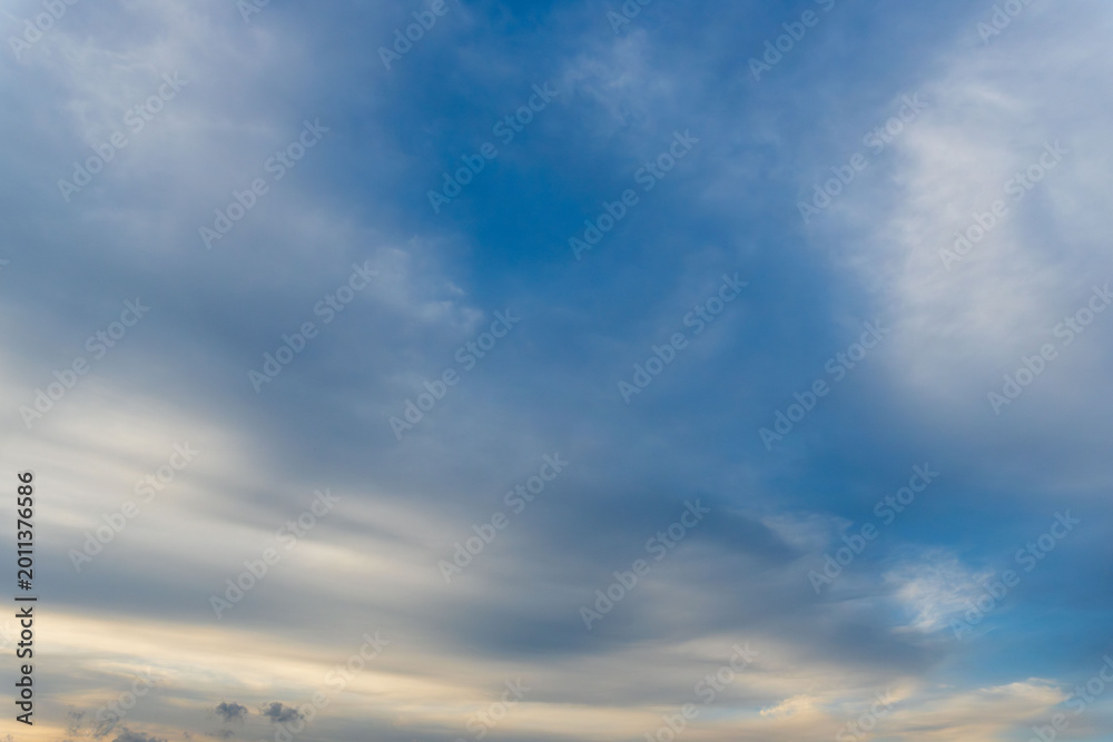Obraz premium 5月の雲が多い夕暮れ時の空02