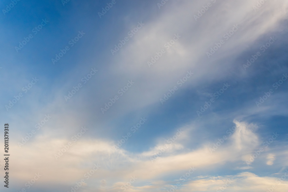 Obraz premium 5月の雲が多い夕暮れ時の空09