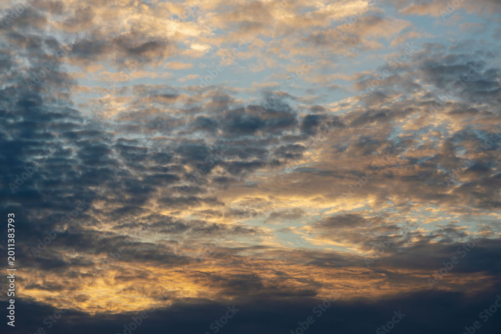 Fototapeta premium 5月の夕暮れに染まる空と雲17