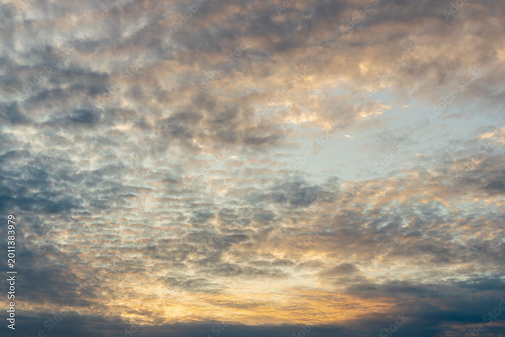 Fototapeta premium 5月の夕暮れに染まる空と雲18