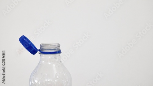 Fényképezés Plastic bottle with tethered attached cap that does not fully detach when opened