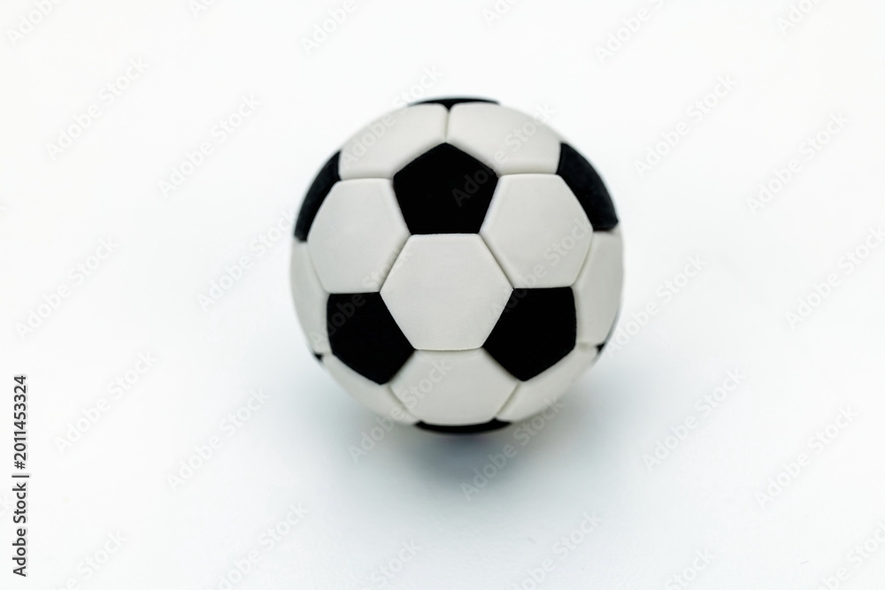 Fototapeta premium Pallone da calcio su sfondo bianco 