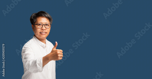 Foto Smiling Businesswoman Showing Thumbs Up Gesture