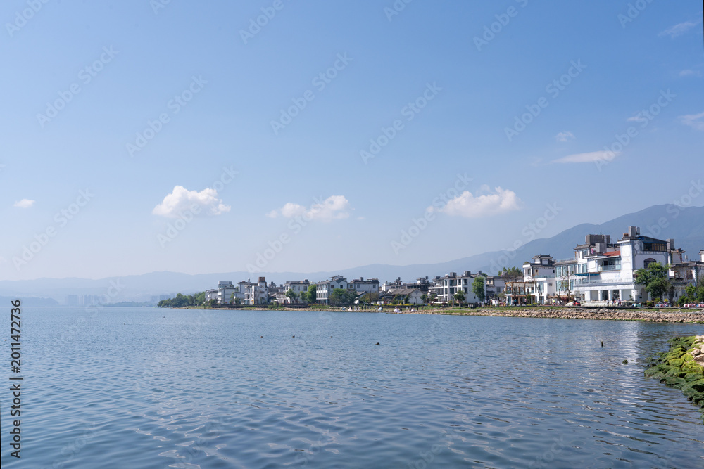 Fototapeta premium Erhai lake shoreline with traditional chinese architecture, mountains