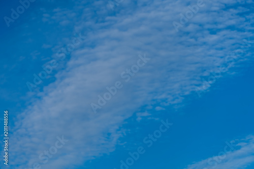 Billede på lærred Blue sky with wispy cirrus clouds