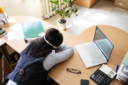 Tableau sur toile Business woman in a mask blindfolded asleep in the office