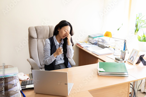 Foto Small business owner experiences financial crisis, high costs, bank debt, money overspend concept