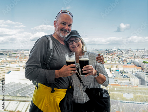 Bild auf Leinwand Senior couple enjoying a stout beer in Ireland