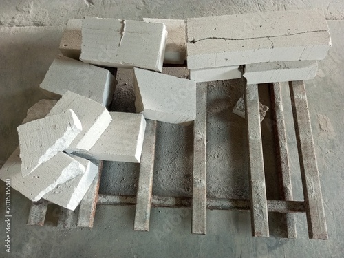 Quadro su tela Broken and cracked lightweight concrete blocks (AAC) on a metal frame at a construction site