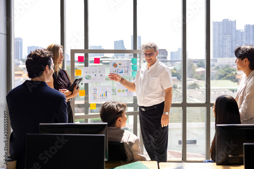 Fotografia Senior supervisor is giving adivce to young staff about market trend while worki
