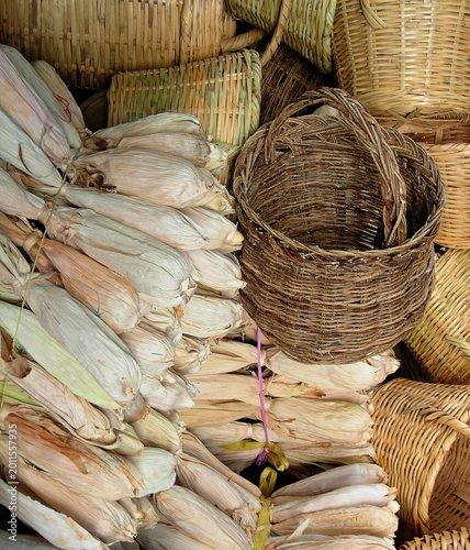 Foto Handmade wicker baskets with dried corn husks used for tamales on a local market display in Cusco, Peru