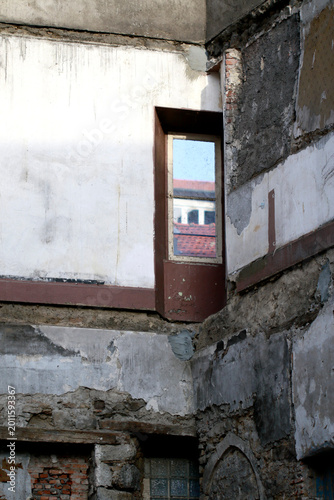 Vue au travers d'une fenêtre d’un bâtiment en ruine