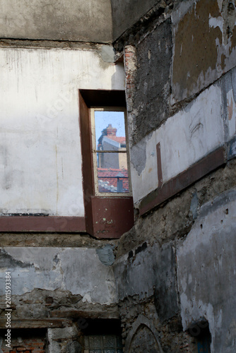 Vue au travers d'une fenêtre d’un bâtiment en ruine