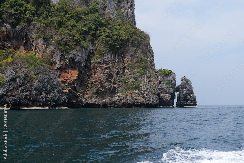 Fototapeta premium Sailboats and Palm Trees on Phi Phi Island
