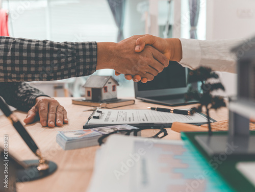 Cuadro en lienzo The client and agent shake hands after successfully completing the real estate purchase agreement, demonstrating the handshake between the sales agent and the buyer
