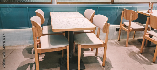 Foto minimal cafe interior wooden chair table setup side view aesthetic wallpaper bac