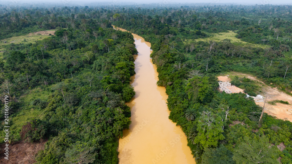 Φωτογραφία Brown, muddy river flowing through a deforested landscape, showing environmental