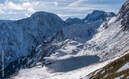 Bergsee nach erstem Schneefall