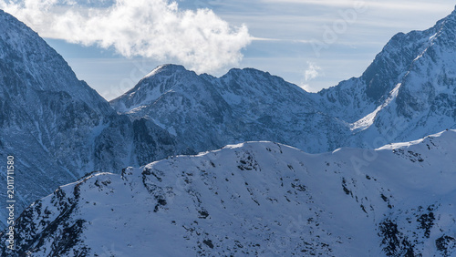 Blick über verschneite Alpengipfel