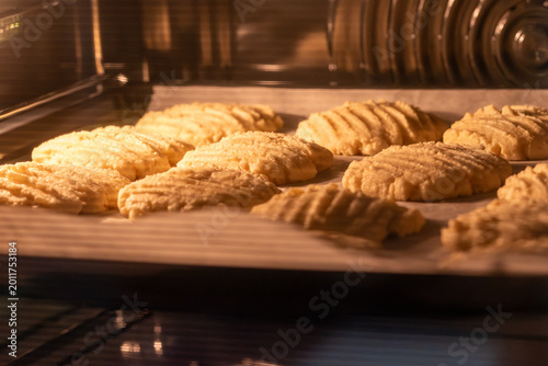 Valokuva Baking fresh homemade cookies in a modern electric oven close up