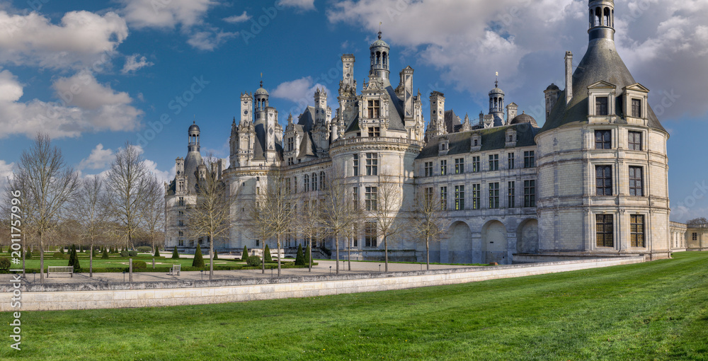 Fototapeta premium The Chateau de Chambord, in the Centre-Val de Loire region, is one of the most recognizable châteaus in the world due to its French Renaissance architecture.