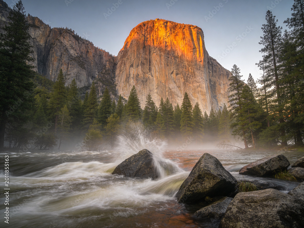 Obraz premium Majestic Granite Peaks and Rushing River Surge