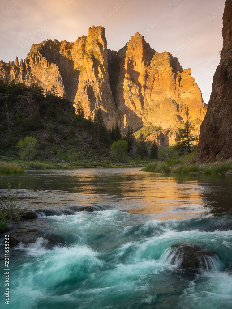 Obraz premium Majestic Granite Peaks and Rushing River Surge