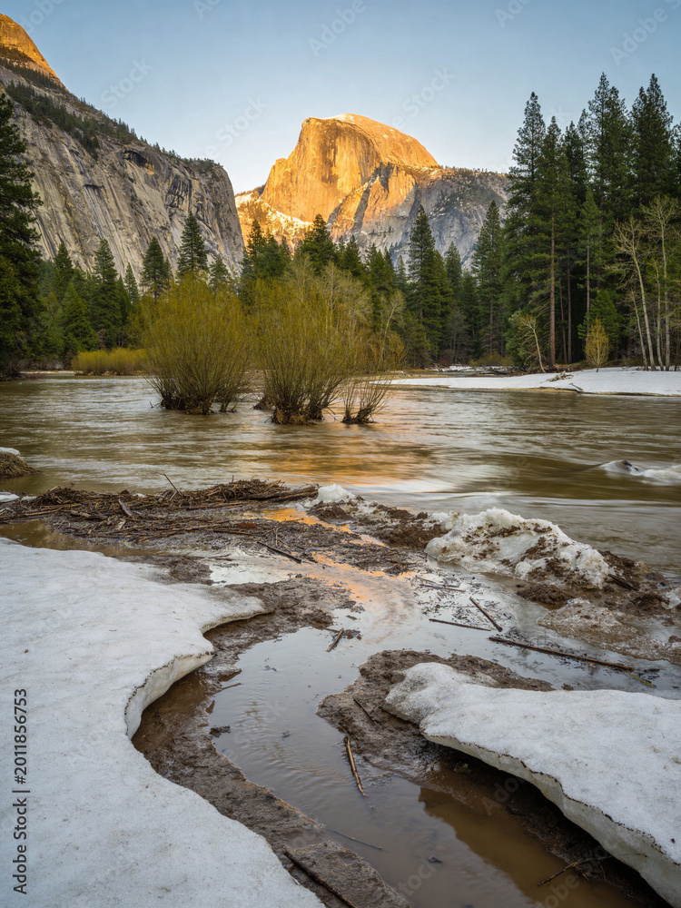 Obraz premium Majestic Granite Peaks and Rushing River Surge