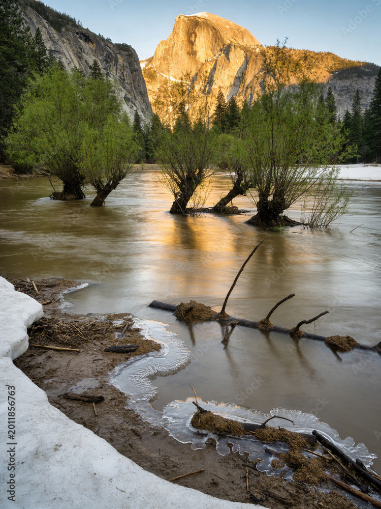 Obraz premium Majestic Granite Peaks and Rushing River Surge