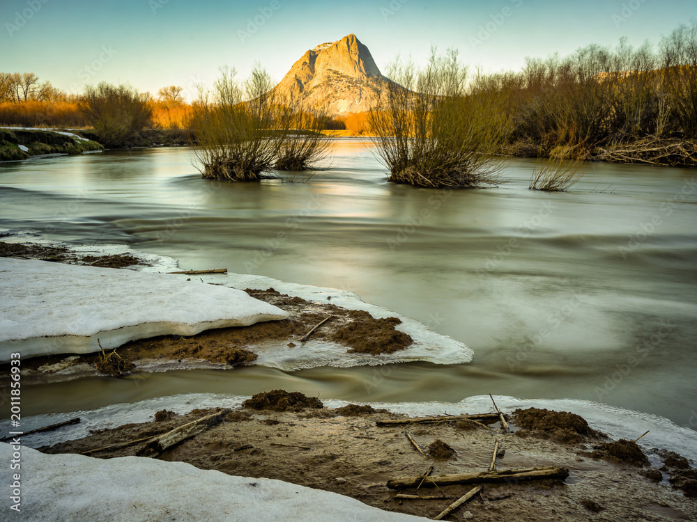 Obraz premium Majestic Granite Peaks and Rushing River Surge