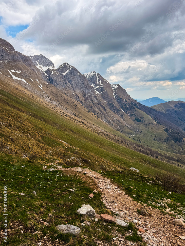 Fototapeta premium Spring Hiking Trail in Snowy Alpine Mountains