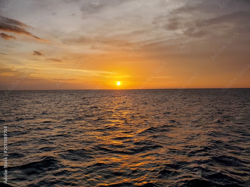 Obraz premium sunset over the sea