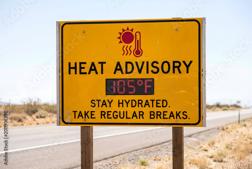 Foto Electronic heat advisory sign showing 105 degrees Fahrenheit on road
