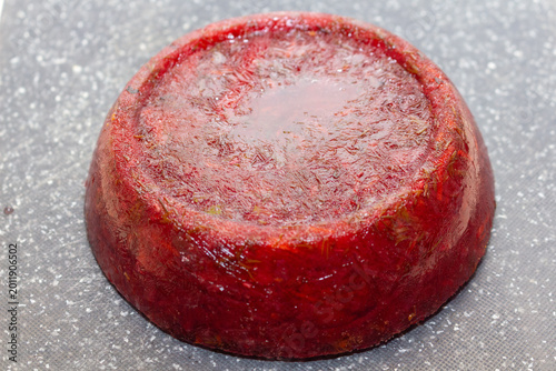 Foto Traditional russian beetroot salad with vegetables in a round shape on grey back