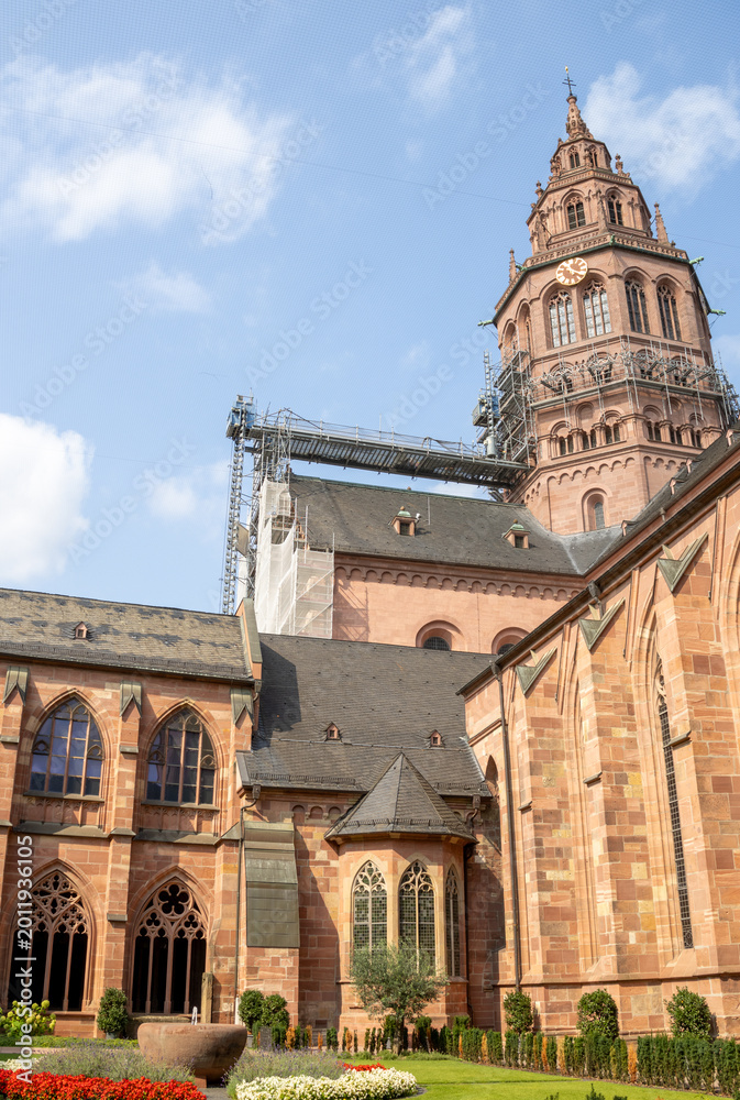 Obraz premium Mainz Cathedral (Hoher Dom St. Martin), historic Romanesque cathedral with sandstone towers and Baroque architectural details. Germany