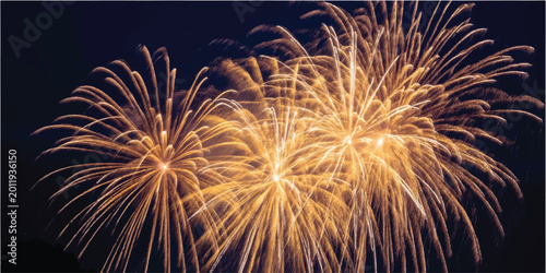 Foto Golden fireworks explode in the night sky with fireworks show light effects expl