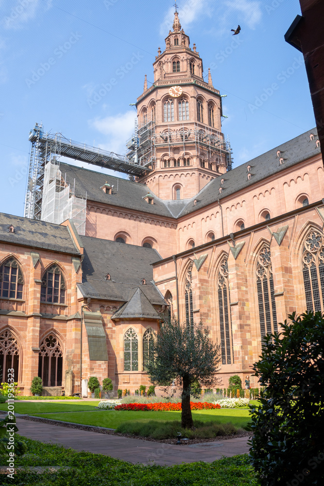 Obraz premium Mainz Cathedral (Hoher Dom St. Martin), historic Romanesque cathedral with sandstone towers and Baroque architectural details. Germany