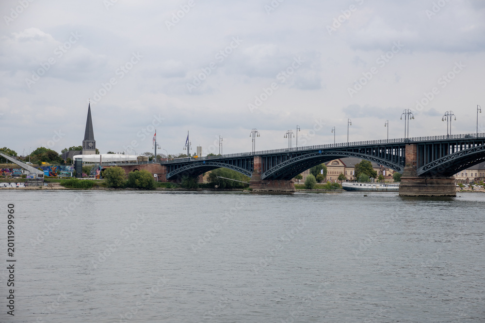 Obraz premium Scenic view of the Rhine River with the Theodor Heuss Bridge crossing the water near Mainz city center. Mainz, Rhineland-Palatinate, Germany