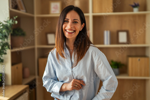 Fotografía Happy young woman smiling feeling confident at home