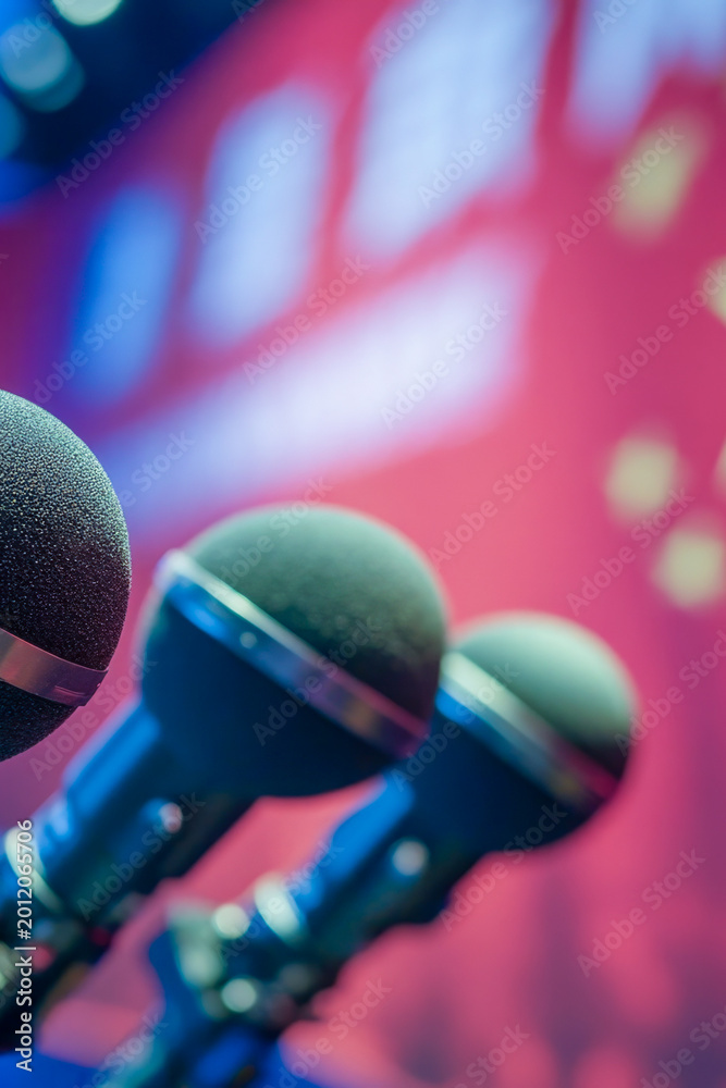 Obraz premium A collection of microphones placed on a table, often used for interviews, recording, or presentations vertical frame