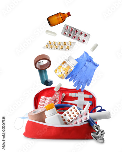Fotografia Drugs and medical supplies falling into first aid kit on white background