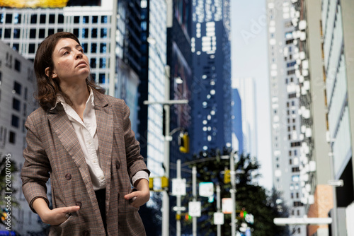 Canvas Print Gazing at skyscraper buildings, city street sidewalk and sightseer walking