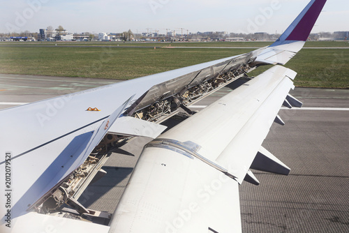 Bild auf Leinwand Airplane wing with open flaps