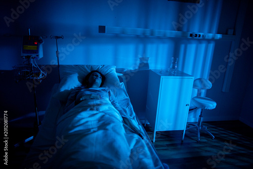 Quadro su tela Patient under gentle monitoring lights