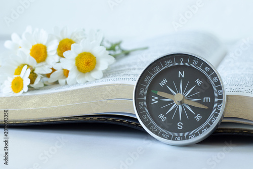Fotografía Compass and holy bible book with flowers