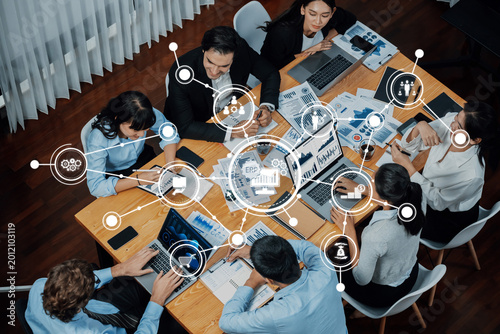 Foto A dynamic business meeting featuring a diverse team analyzing data and technology in a contemporary workspace