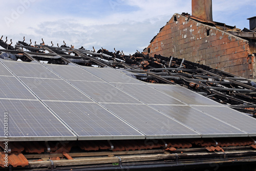 Eine abgebrannte Photovoltaikanlage auf einem Hausdach. Sind Solaranlagen gefährlich und können Brände auslösen?