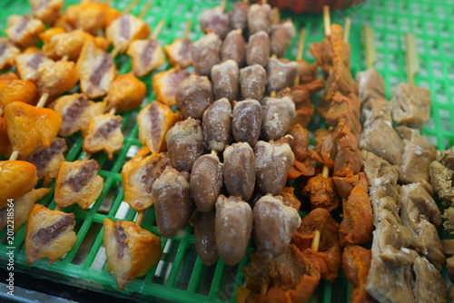 Tablou pe pânză Raw chicken offal skewers on display at a Taiwanese food stall.