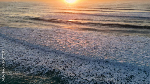 Billede på lærred Golden Sunrise Over Rolling Pacific Ocean Waves at Gold Coast Australia