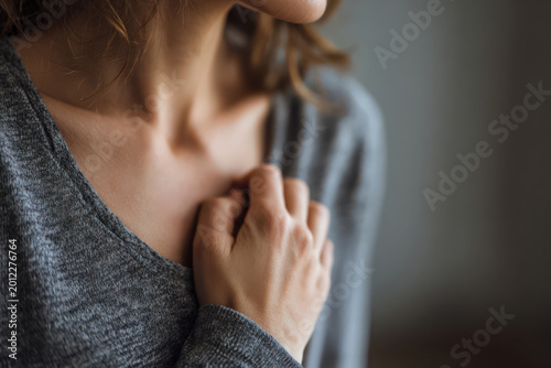 胸に手を当てる女性
